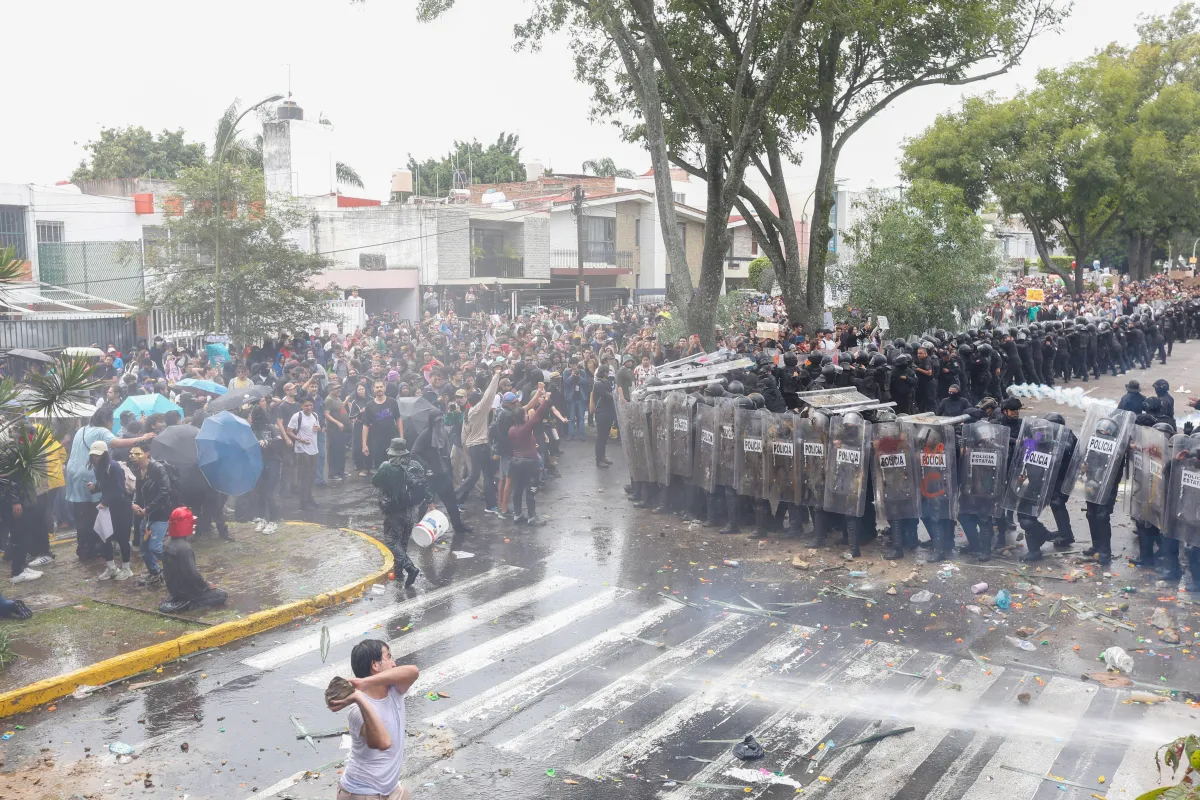CNDH pide a Jalisco respetar derechos de manifestantes tras protesta por agua contaminada