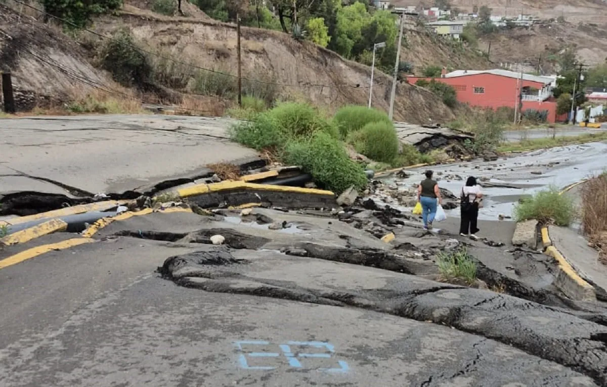 Casi 300 familias viven con riesgo de deslaves en Tijuana y vecinos convierten un restaurante en albergue ante el temor de que las lluvias de Rachel agraven los daños en la colonia Sánchez Taboada