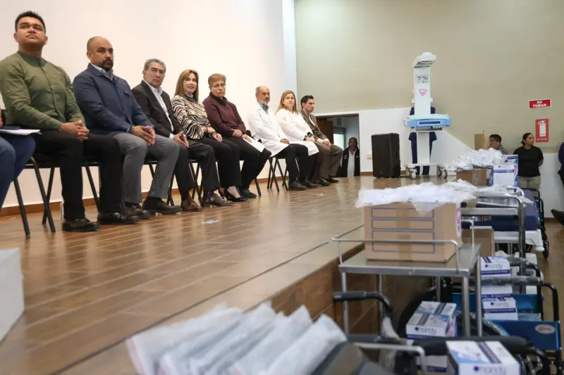 Entrega Ceci Arellano equipo médico a cinco hospitales mediante Obra Comunitaria