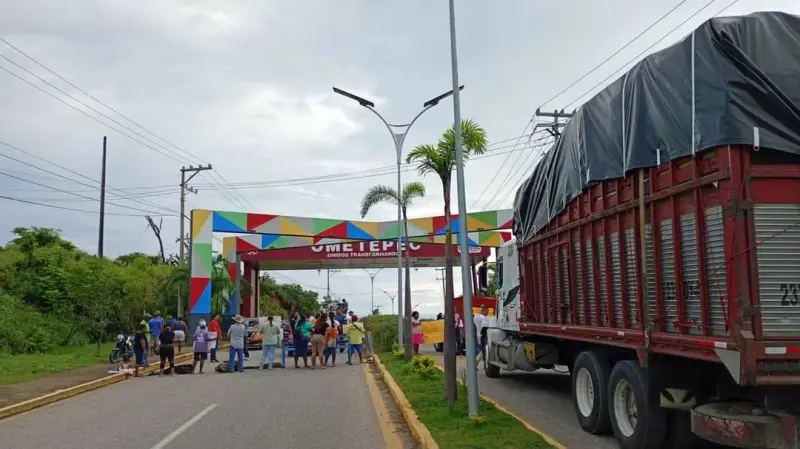 Bloquean acceso a Ometepec por la falta de un maestro en Igualapa