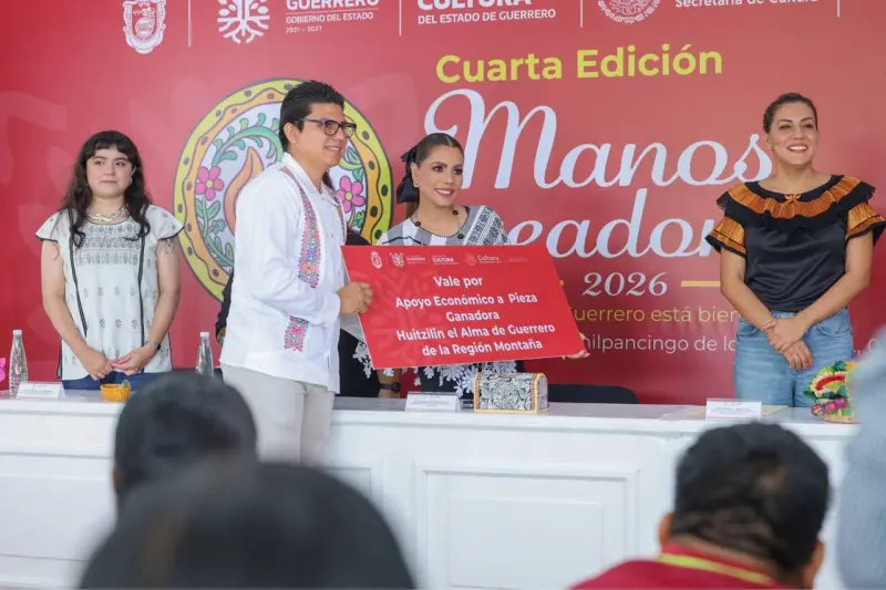 Evelyn Salgado entrega premios al talento artesanal