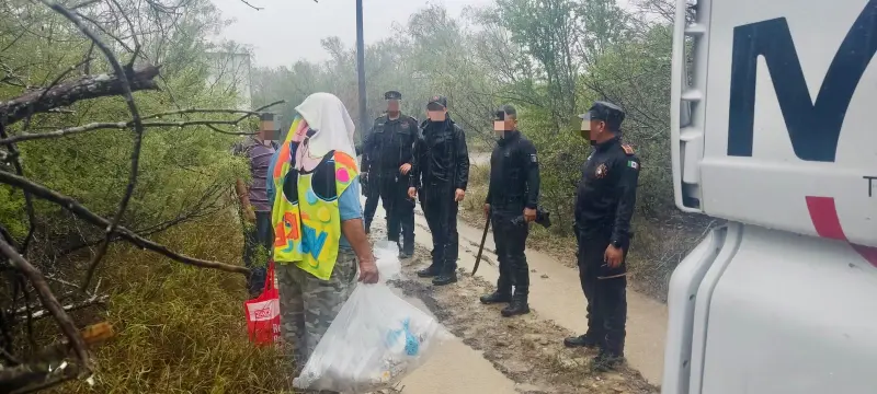 Auxilia Fuerza Civil a traileros varados por lluvias en Sabinas Hidalgo