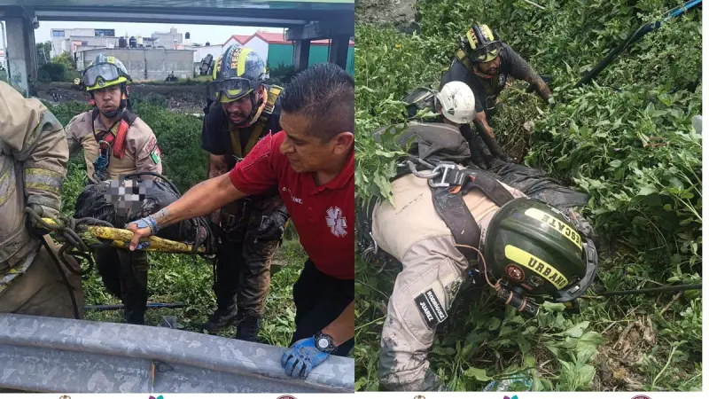 Rescatan a hombre de un canal en Ecatepec