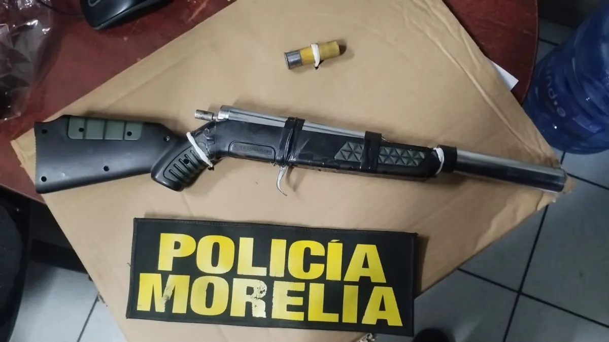 Detienen a hombre con vehículo robado y arma en Morelia