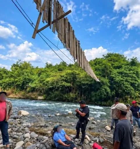 Colapsa puente colgante en Hueytamalco; hay tres lesionados