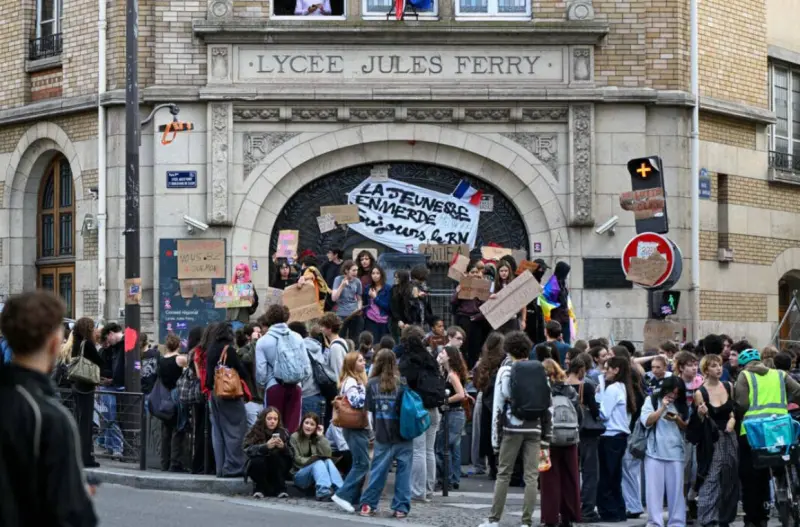 Mantienen protestas estudiantiles y cierran hasta 500 escuelas en Francia