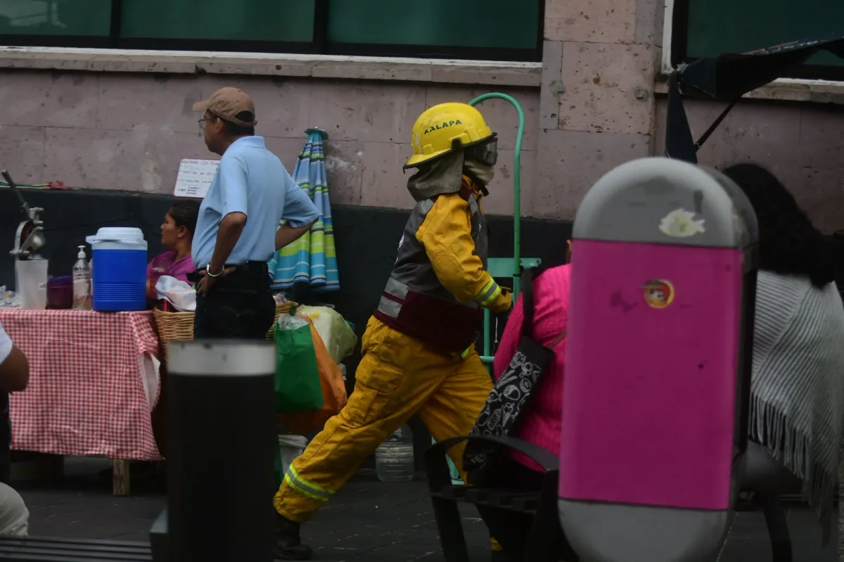 Olor a gas provoca evacuación en inmuebles del centro de Xalapa