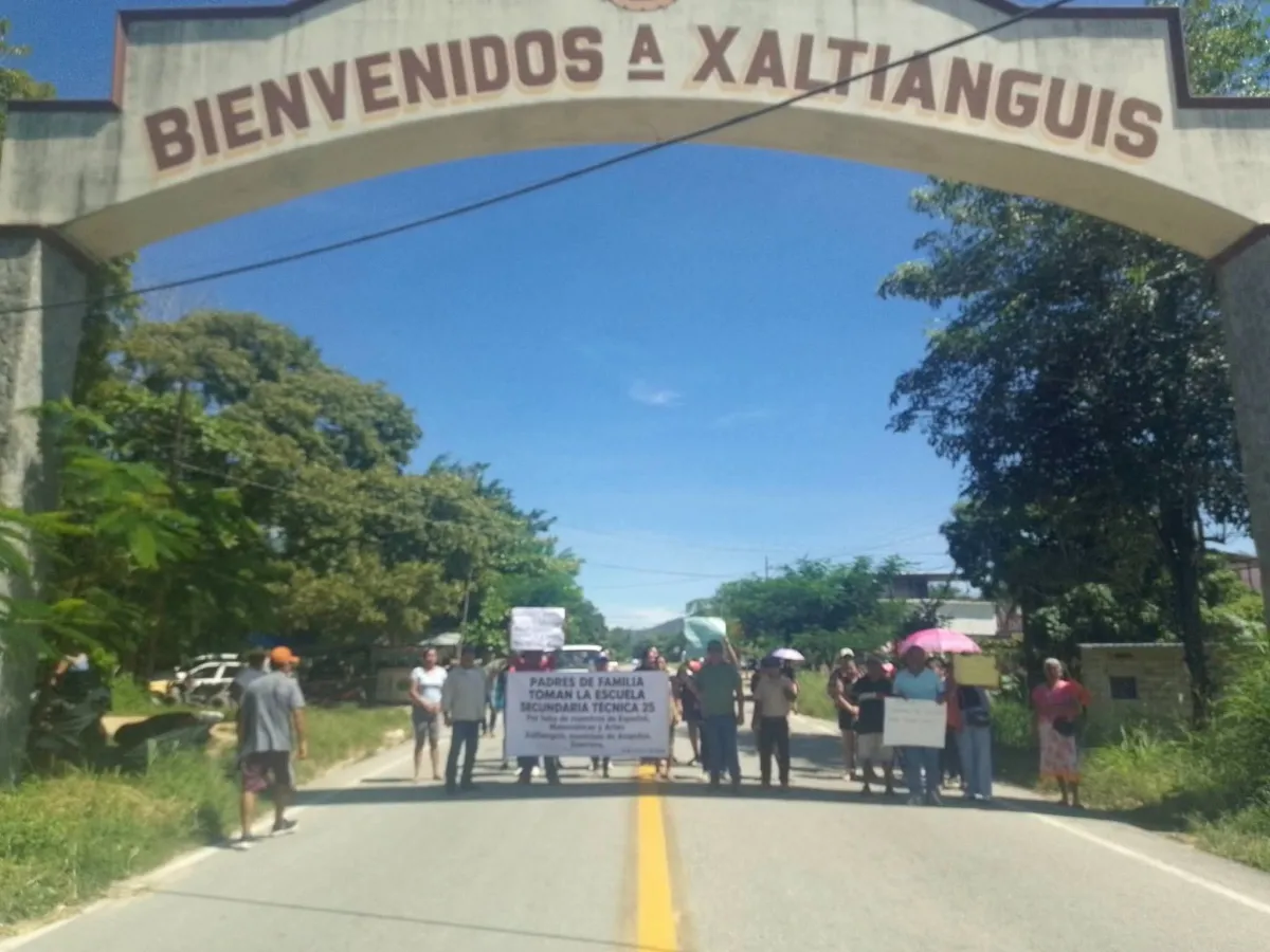 Bloquean en Xaltianguis por la falta de maestros en una escuela