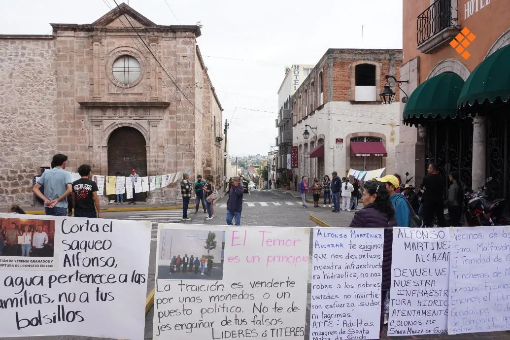 Se manifiestan vecinos de la tenencia de Santa María en el CAM