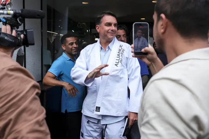 Flávio Bolsonaro cancela su participación en último debate antes de elecciones en Brasil