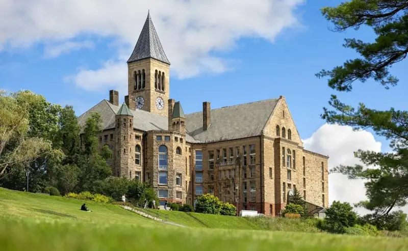 Vandalizan edificio de Cornell durante protestas por caso de violación
