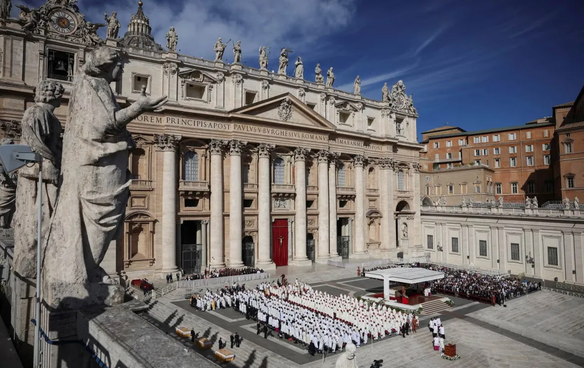 Mientras el papa León se recupera de su cirugía, ¿quién dirige la Iglesia?