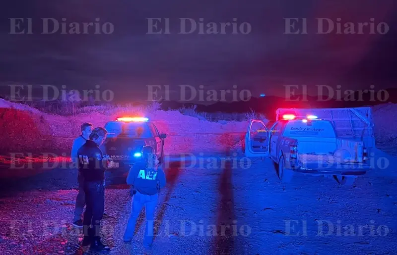 Hallan cuerpo en descomposición, semienterrado y cubierto con lonas