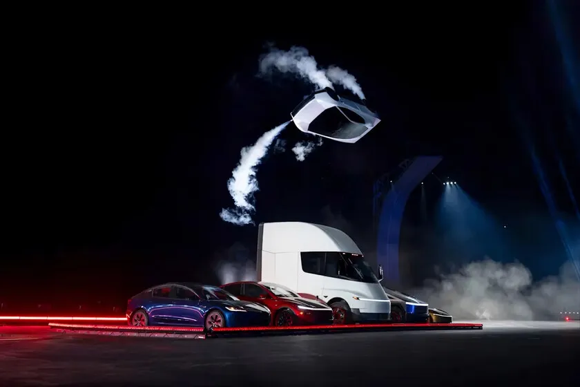 Ocho años de retrasos, acrobacias y propulsores de cohete: la brillante maniobra publicitaria del nuevo Tesla Roadster