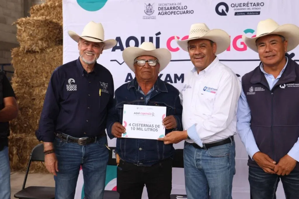 Entrega SEDEA cisternas a ganaderos de Cadereyta de Montes