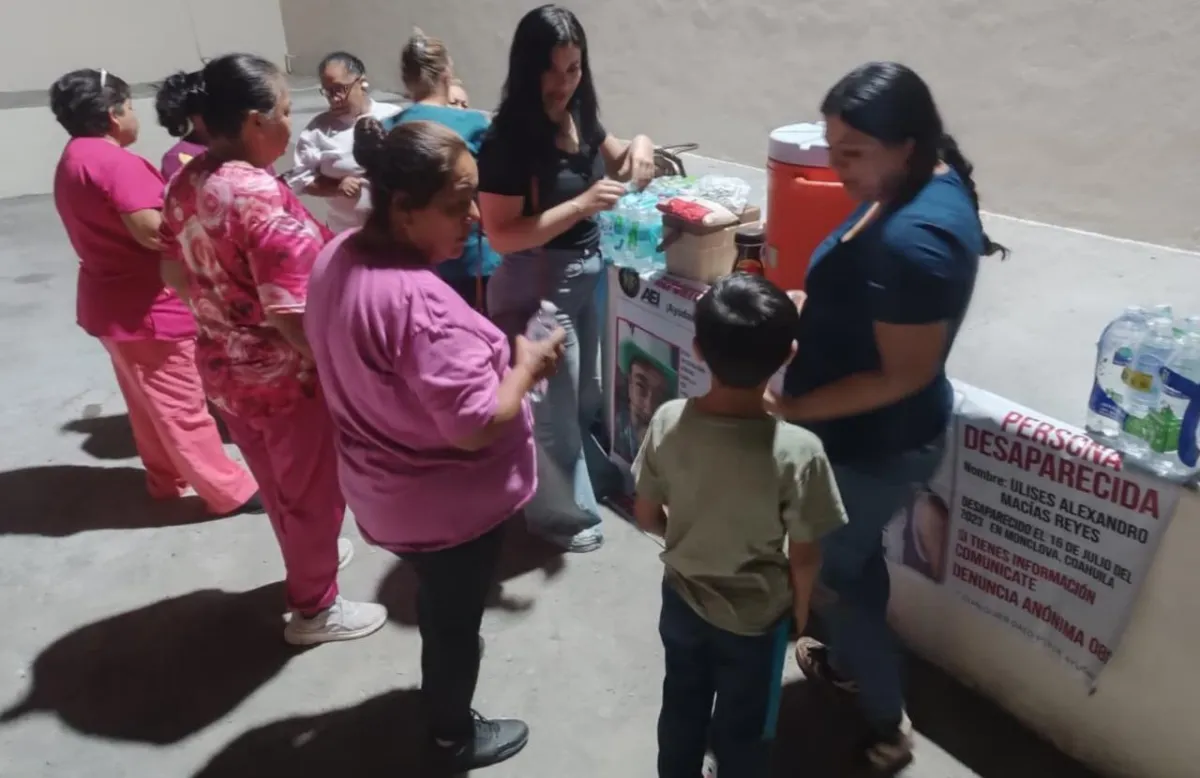 Buscadores de desaparecidos llevan alimentos y esperanza a familias del Hospital Amparo Pape en Monclova