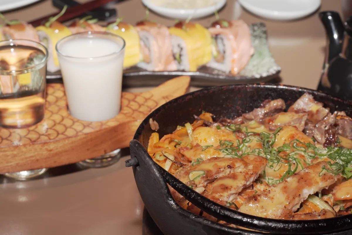 Omakase, ura maki, bibimbap y sakes para compartir en la CDMX