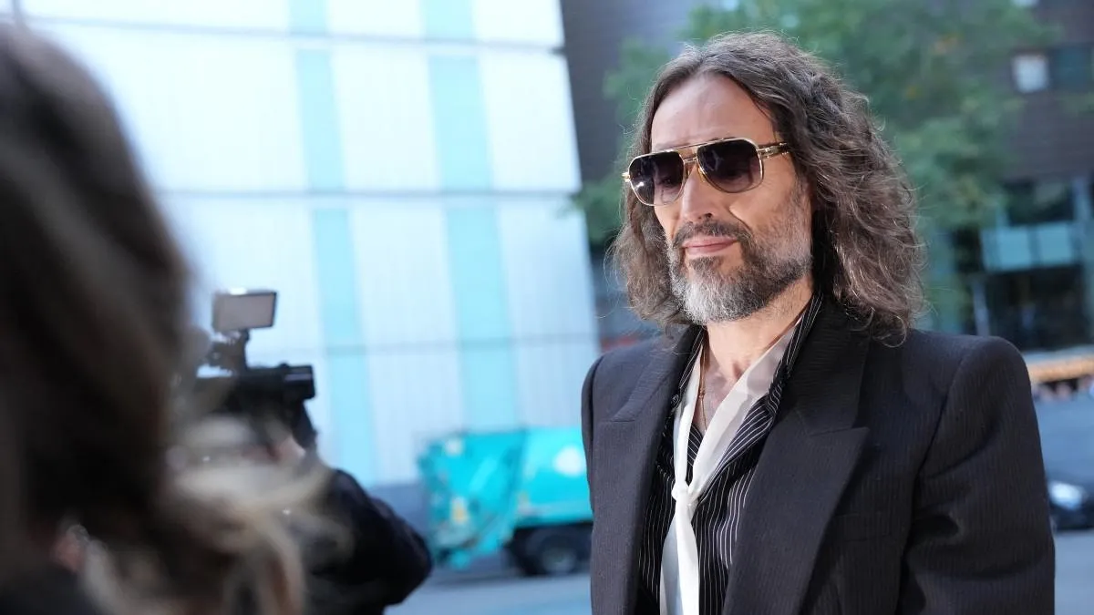Juicio de Russell Brand: fiscalía describe al actor como 'depredador sexual'