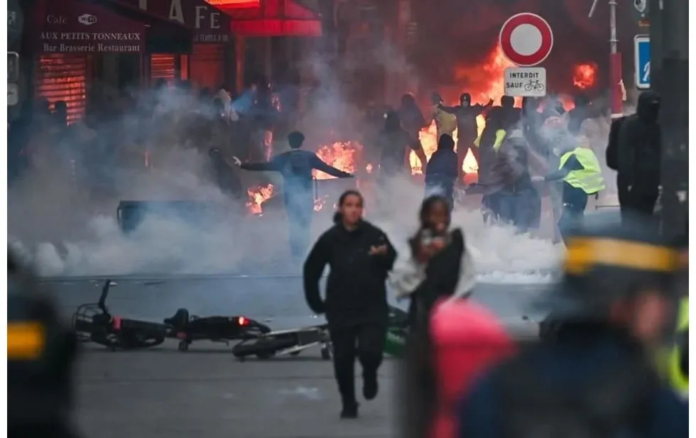 Dispersan con gas lacrimógeno nueva protesta en París