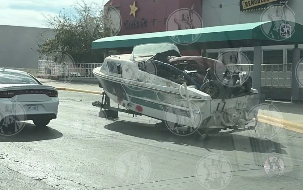 Abandonan lancha en la Tecnológico y genera caos vial