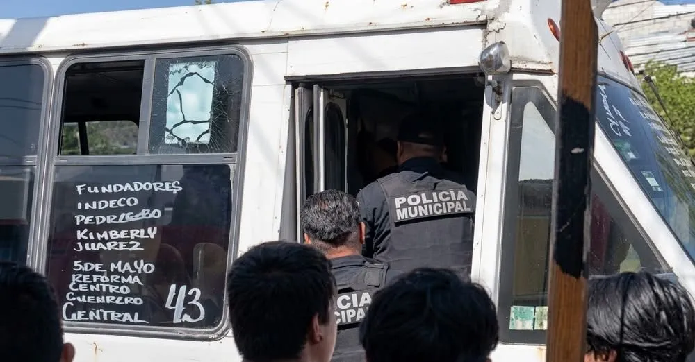 Detienen a hombre por presunto acoso en transporte público de San Juan del Río