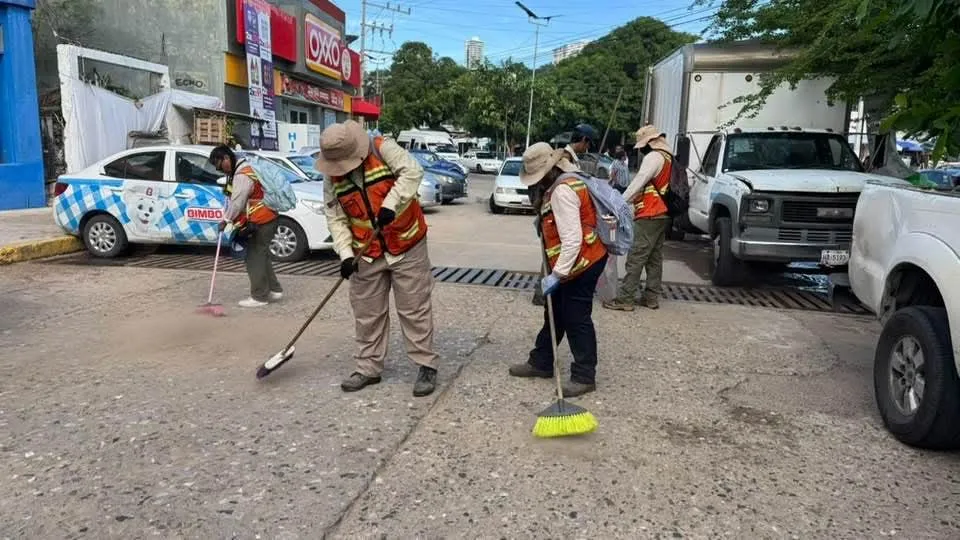 Retiran contaminación por plásticos en playa Caletilla de Acapulco