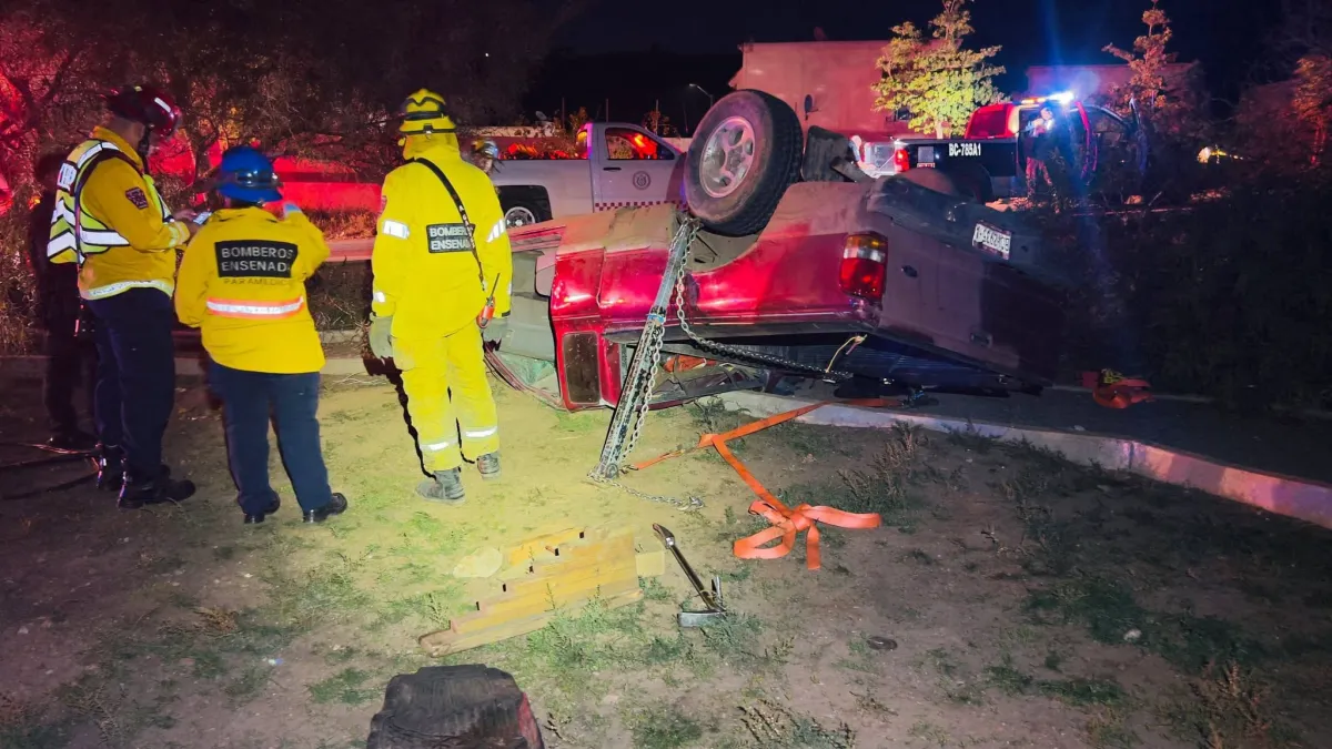 Muere hombre prensado tras volcadura durante persecución policiaca en Ensenada