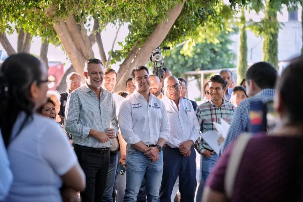 Entregan Kuri y Felifer Macías rehabilitación de calles en Constituyentes del Parque