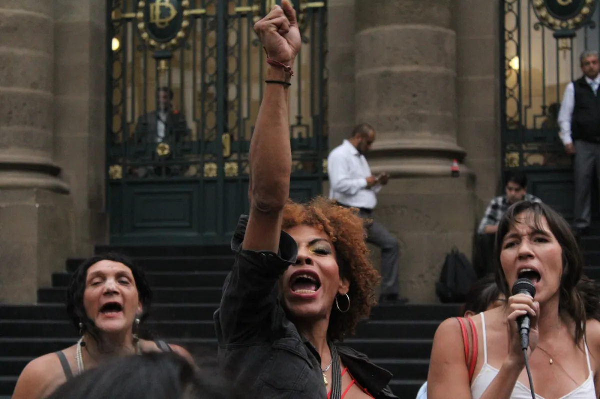 La represión contra las mujeres trans y la protección de la «mafia hotelera»