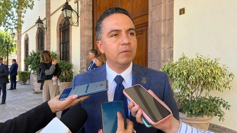 Arrancan mesas por paso subterráneo en calle Invierno, en Querétaro