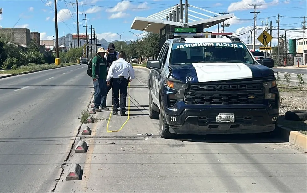 Atropella municipal a peatón en carril confinado