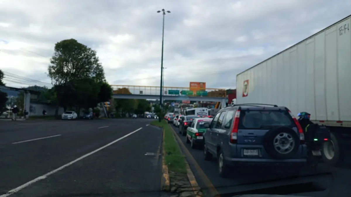 Transportistas bloquean bulevar Xalapa-Banderilla