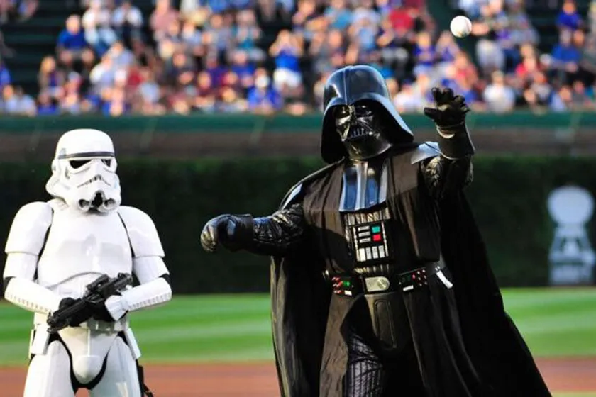 'Star Wars' jugará un partido de la Super Bowl y Darth Vader entrevistará a los jugadores en un nuevo delirio para atraer a los más jóvenes al deporte