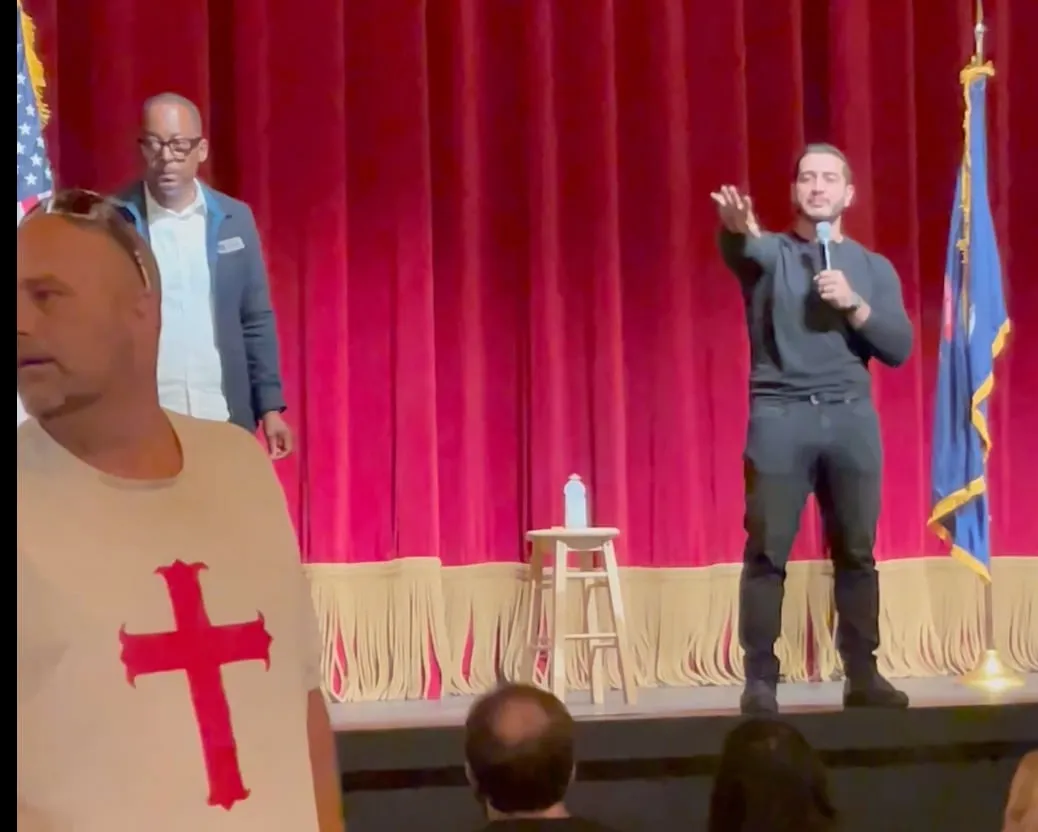 Abdul El-Sayed responde a un asistente que cuestionó su fe durante un acto en Michigan
