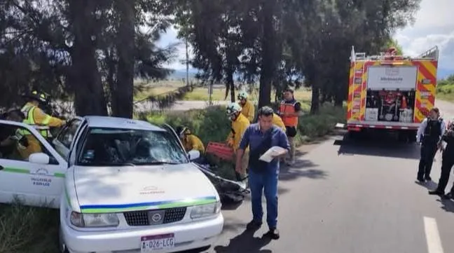 Choque entre 2 vehículos en la Pátzcuaro-Morelia deja 2 heridos