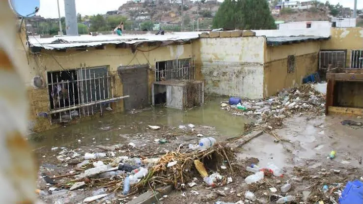Tormentas dejan viviendas inundadas y caos vial en Ciudad Juárez