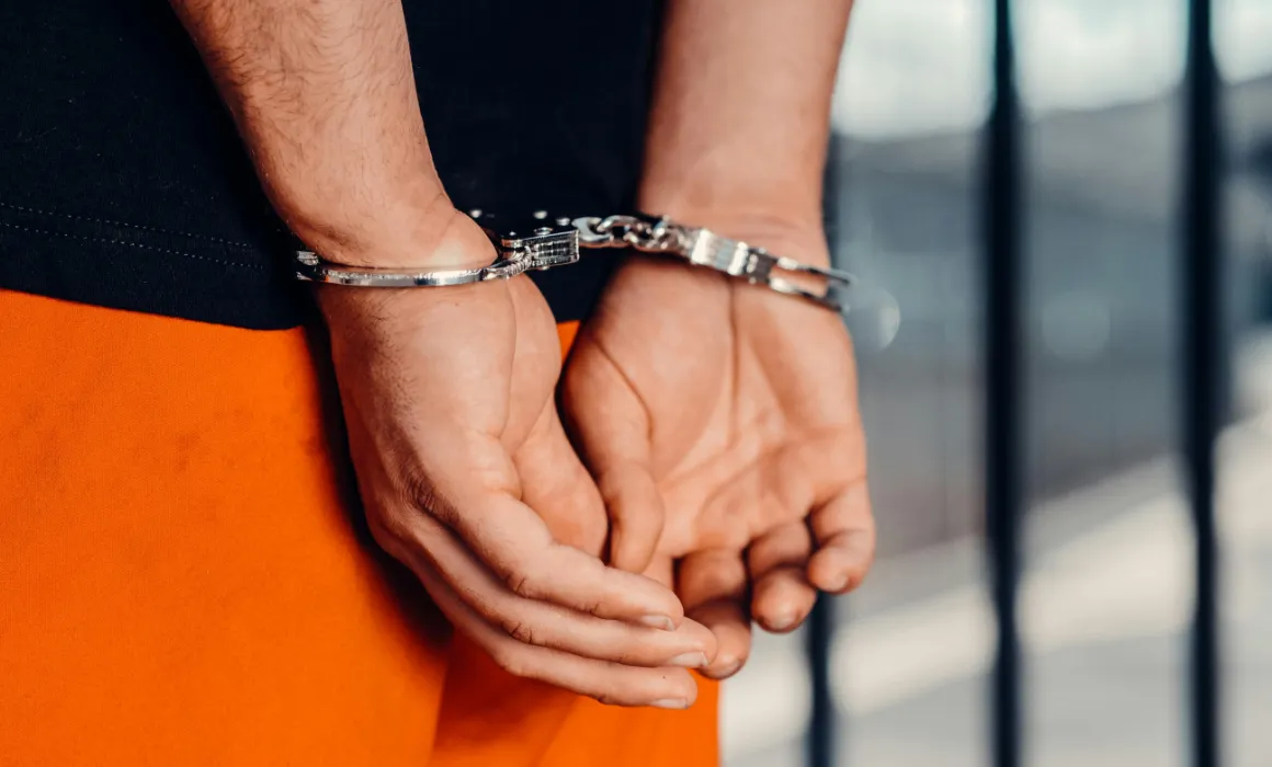 Acusan en Nueva York a hombre de cambiar cheques por más de 1.1 mdd