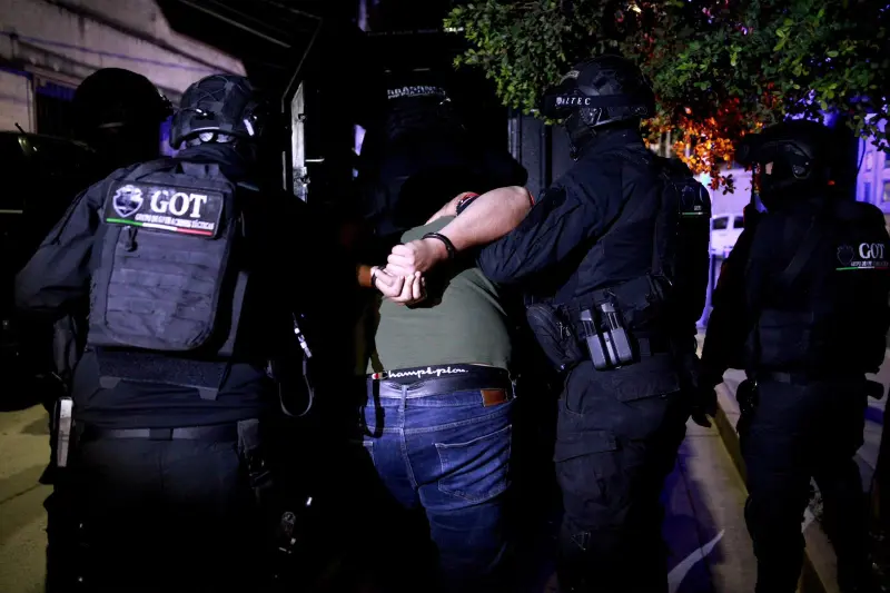 Desmantelan bodega de robacarros en Tlajomulco; hay 2 detenidos