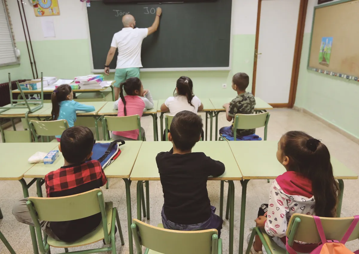 Los profesores de primaria dan 186 horas más de clase que los de secundaria