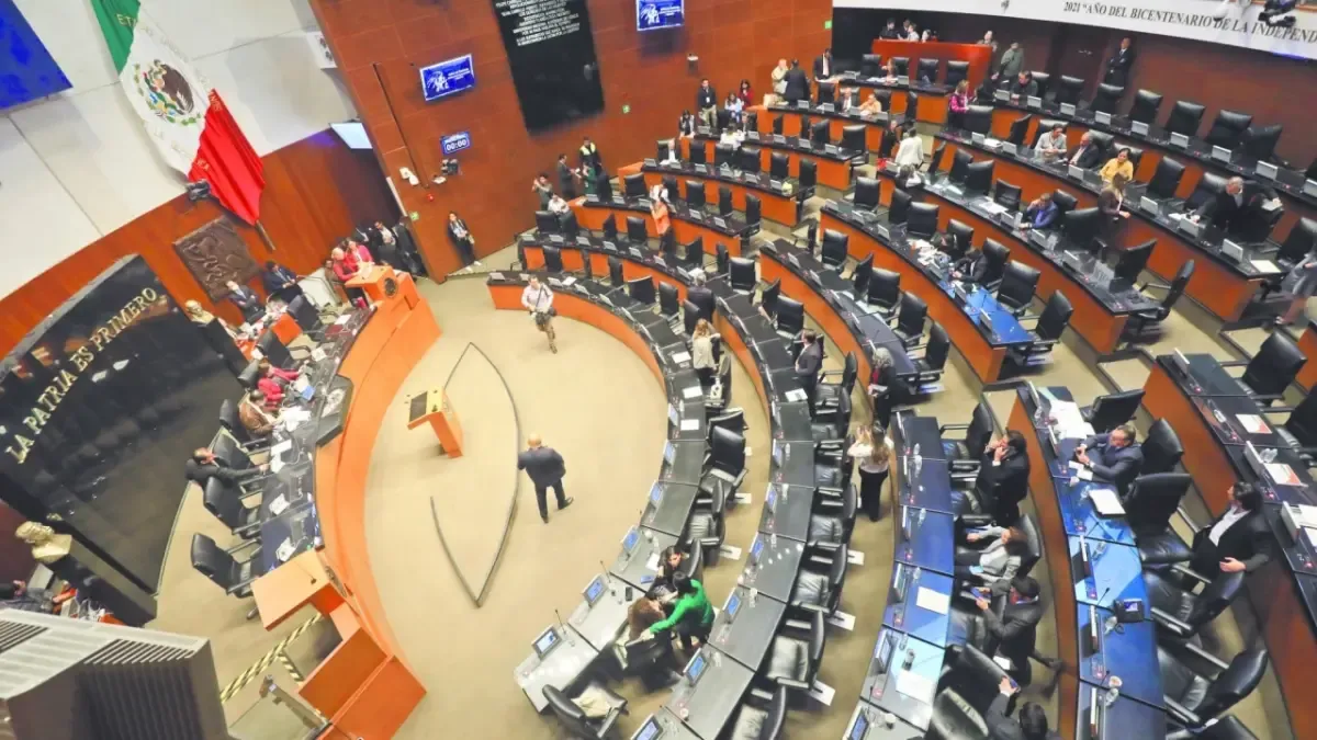 Senado exime a automotrices y gasolineros del límite a deducciones; Ley del ISR regresa a Diputados