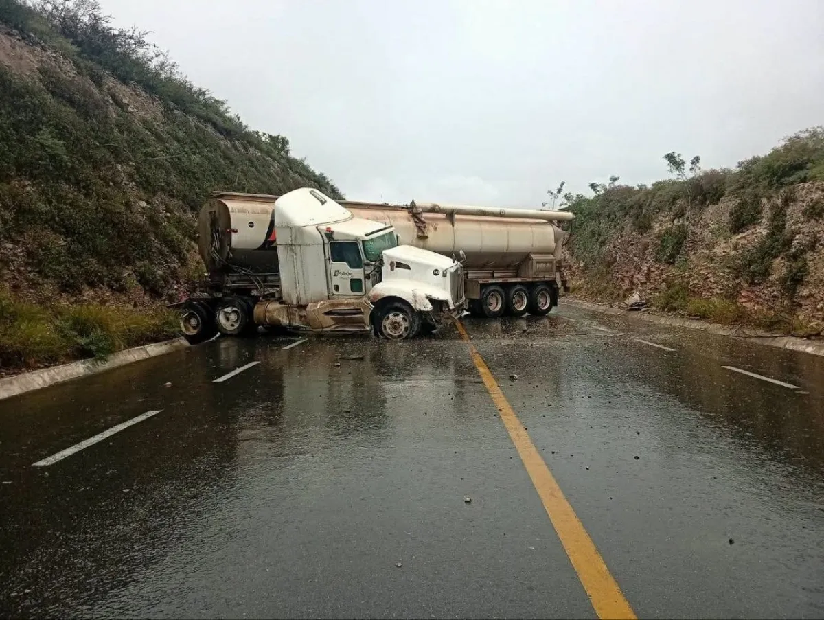 Accidente de tráiler bloquea ambos carriles de la carretera estatal 100 en Tolimán