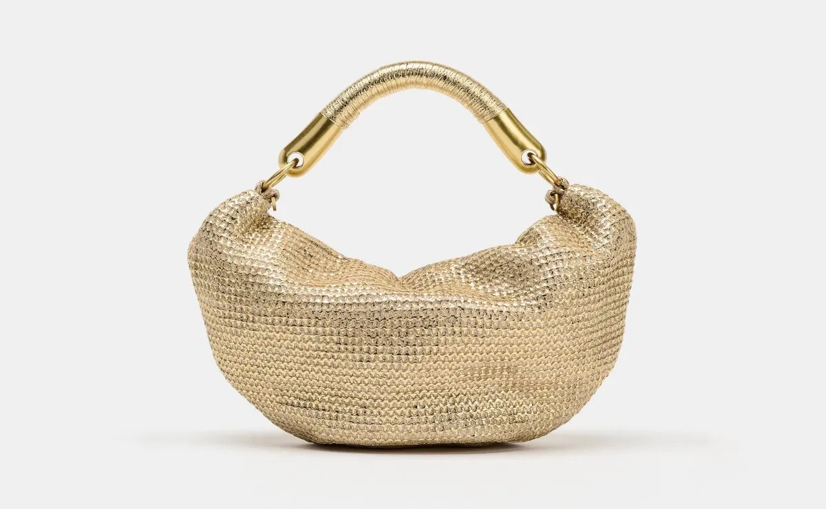 Este bolso metalizado de Zara convierte hasta los vaqueros más básicos en un look de tendencia