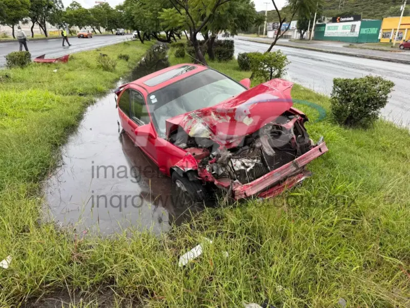 Dos autos destrozados en accidentes en Paseo de la República