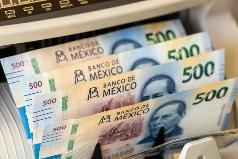 El peso mexicano toma un respiro tras ajuste del petróleo y débil reporte de empleo en EU