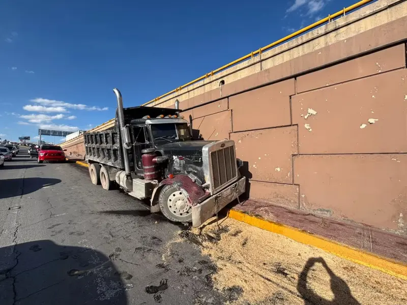 Choca camión contra muro en el Periférico de la Juventud