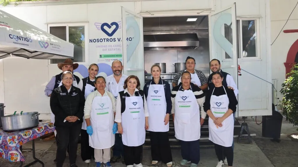 Comedor móvil del DIF beneficia a familias de Pie de Gallo con alimentos gratuitos