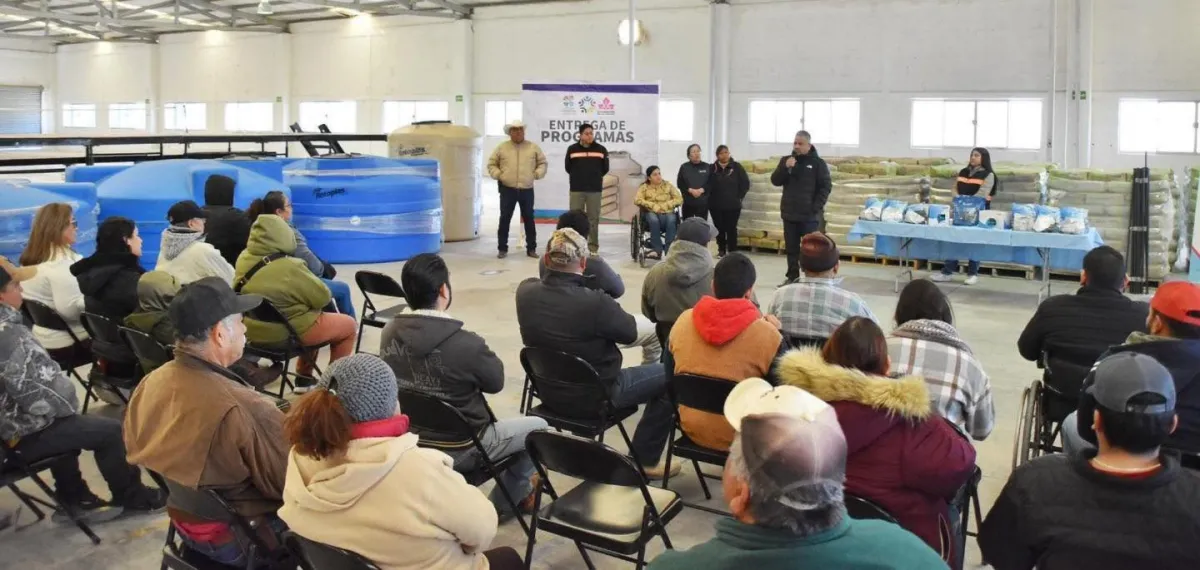 Llevan programa de tinacos y cemento a Cuatro Ciénegas