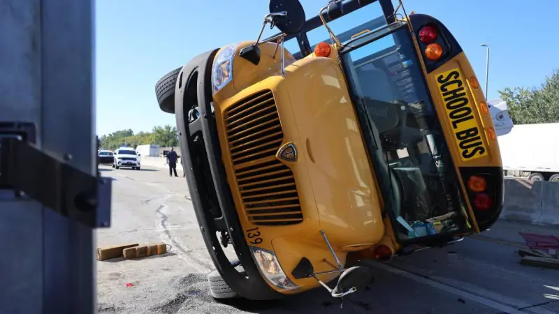 Investigan volcadura de autobús escolar con 24 estudiantes en Indiana