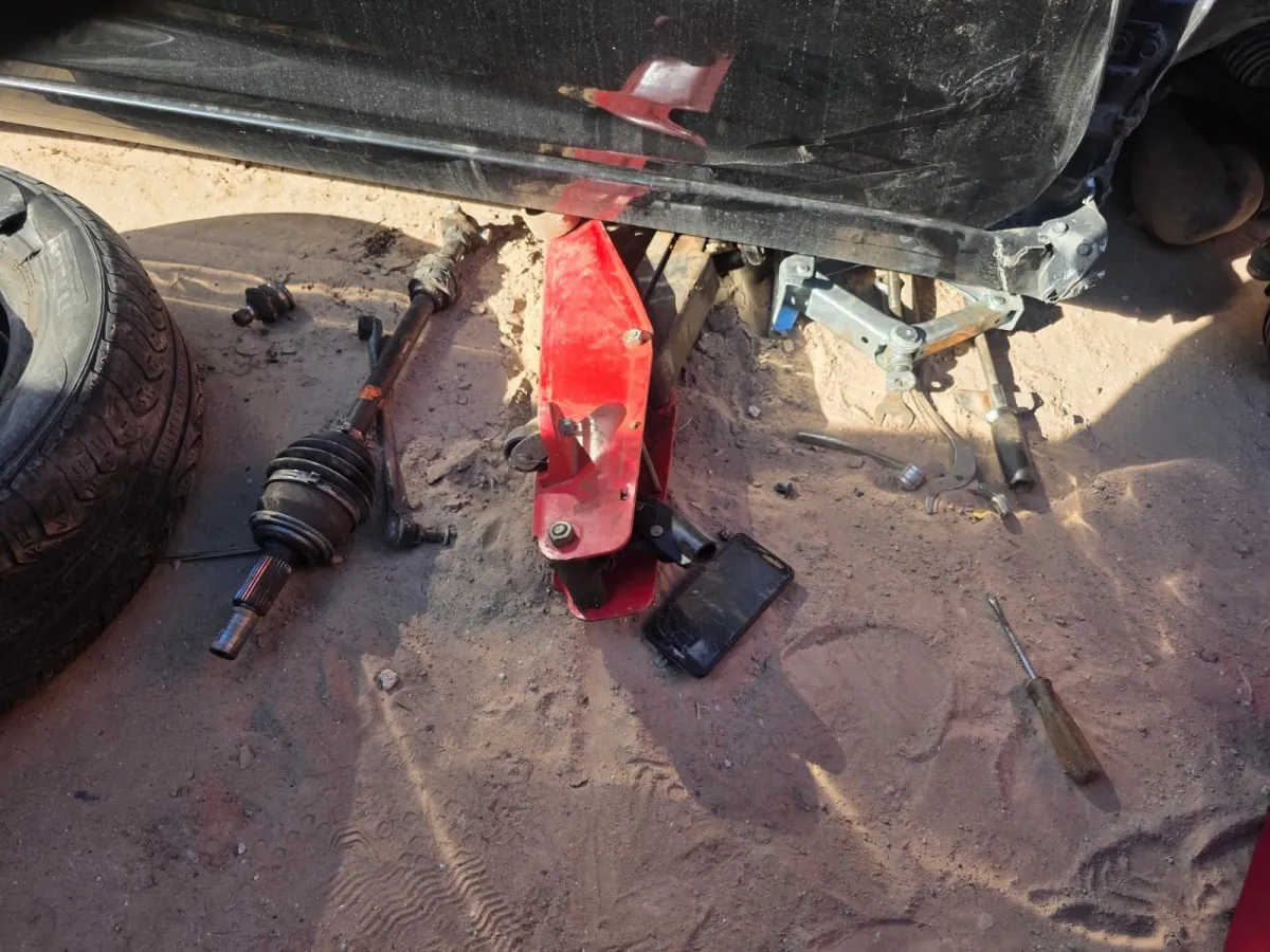 Muere mecánico aplastado por un carro que reparaba en la colonia Terrenos Rústicos