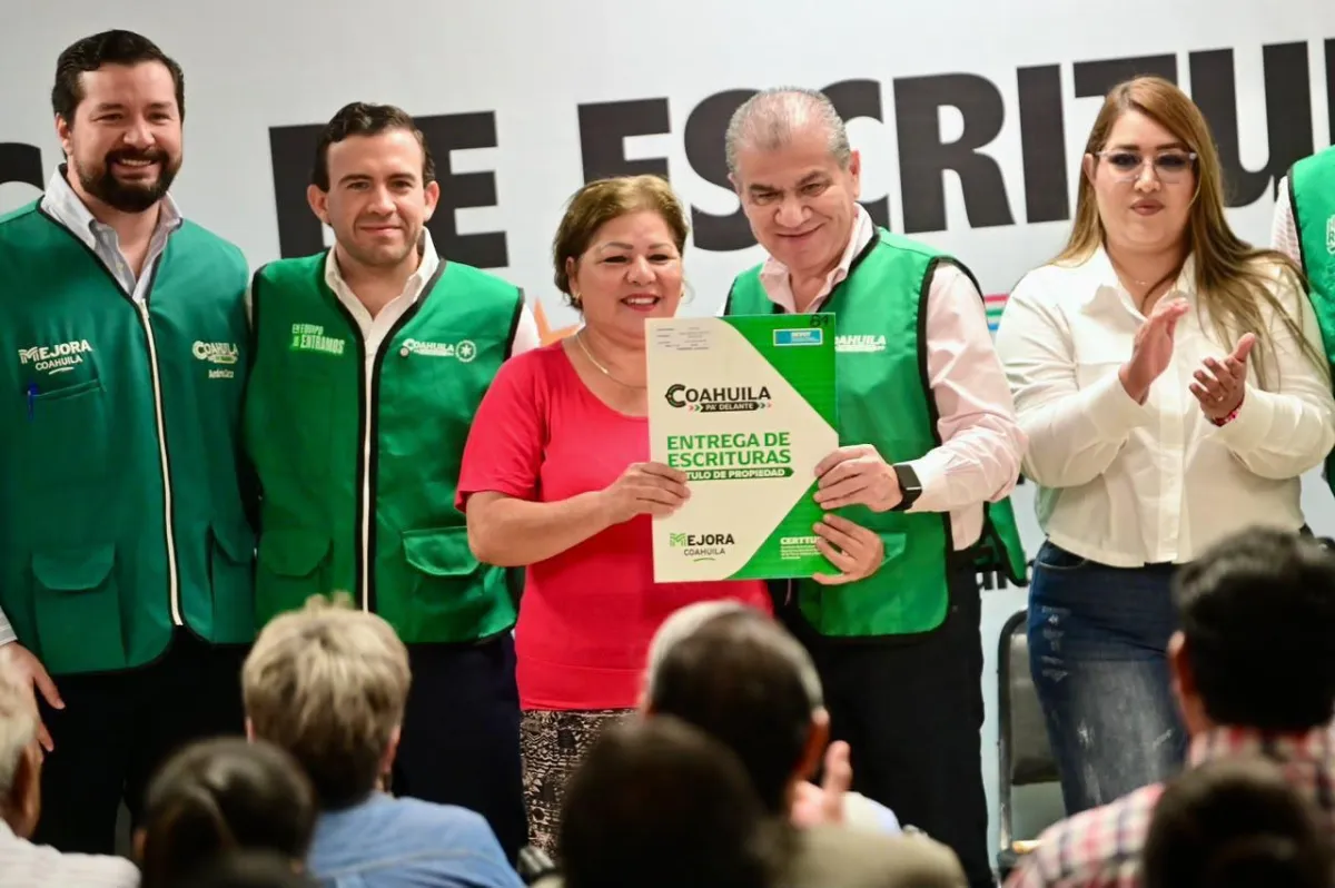 Entregan en Torreón escrituras a 95 familias para dar certeza a su patrimonio